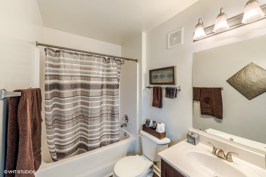 Large Soaking Tub In Bathroom at Brittany Commons Apartments, Virginia, 22553